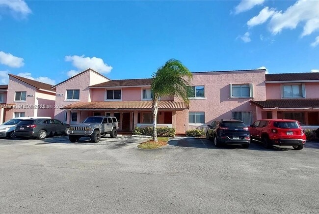 8037 Lake Dr in Doral, FL - Building Photo - Building Photo