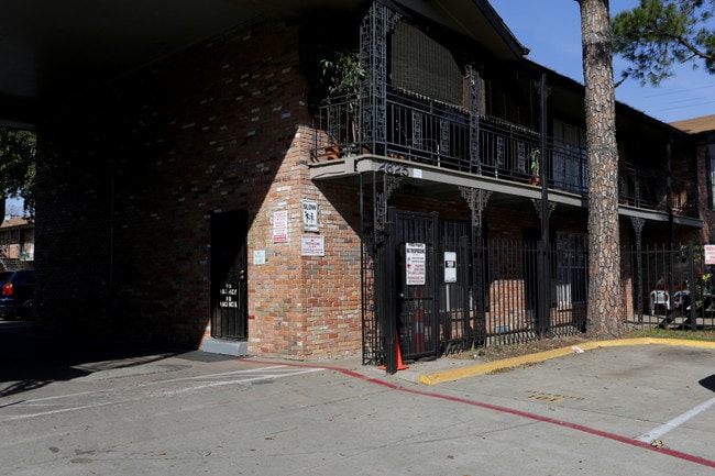 Chateau Bachman in Dallas, TX - Building Photo - Building Photo