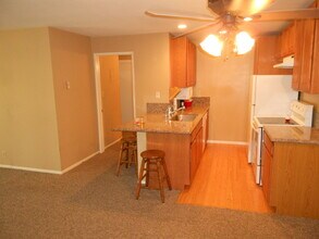 8163 Redlands St, Unit 21 in Playa Del Rey, CA - Foto de edificio - Building Photo