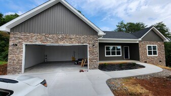 829 River Cliff Dr in Kodak, TN - Building Photo