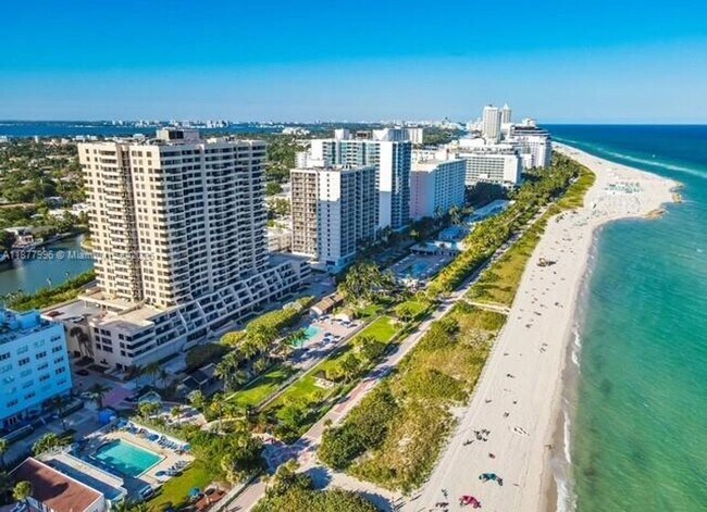 2555 Collins Ave in Miami Beach, FL - Building Photo - Building Photo