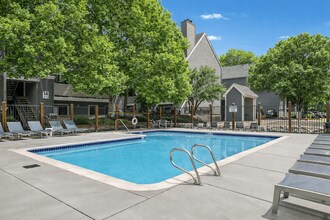 Foothills Park in Arvada, CO - Foto de edificio - Building Photo