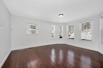 12 Broadway St, Unit 12 in Westford, MA - Foto de edificio - Building Photo