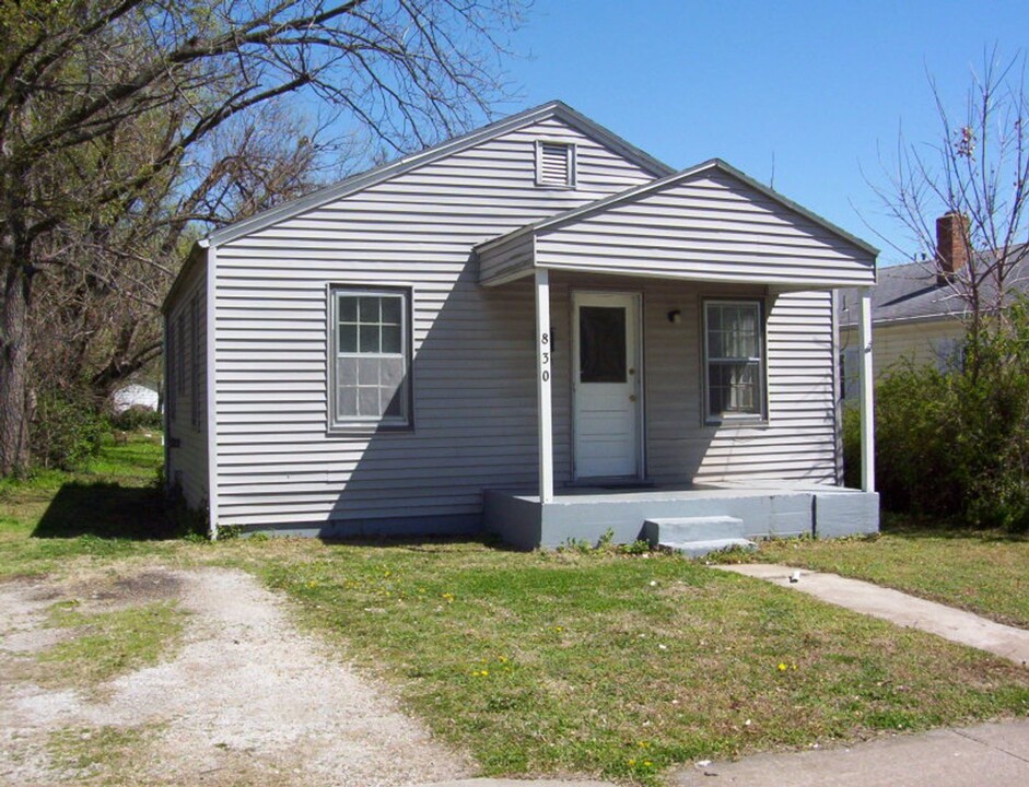 830 S Newton Ave in Springfield, MO - Foto de edificio