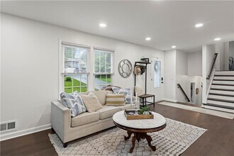 4723 N Springs Rd NW in Kennesaw, GA - Foto de edificio - Building Photo