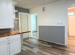 98 Blake St, Unit Apt 2 in Lewiston, ME - Building Photo - Building Photo