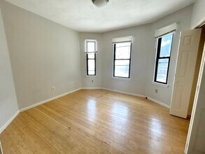 1578 Tremont St, Unit 4 in Boston, MA - Foto de edificio - Building Photo