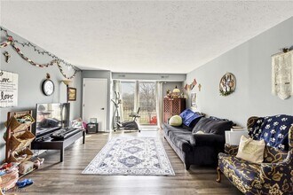 4849 Grace Rd, Unit 210 in North Olmsted, OH - Foto de edificio - Building Photo