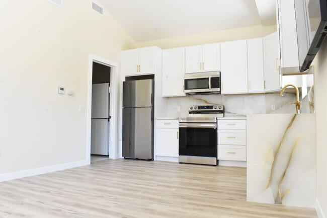 3905 Woodcliff Rd in Sherman Oaks, CA - Building Photo - Building Photo