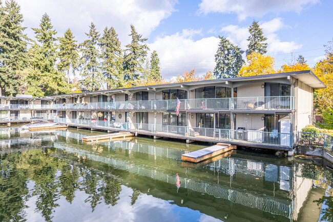 Villas on Lake Oswego in Lake Oswego, OR - Building Photo - Building Photo