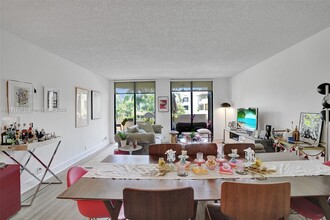 161 Crandon Blvd in Key Biscayne, FL - Building Photo - Building Photo