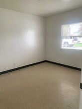 824 Roberts Ln in Bakersfield, CA - Building Photo - Building Photo