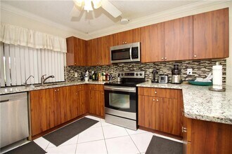 8310 NW 54th Ct in Lauderhill, FL - Foto de edificio - Building Photo