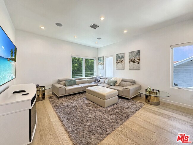 1522 Burnside Ave in Los Angeles, CA - Building Photo - Building Photo