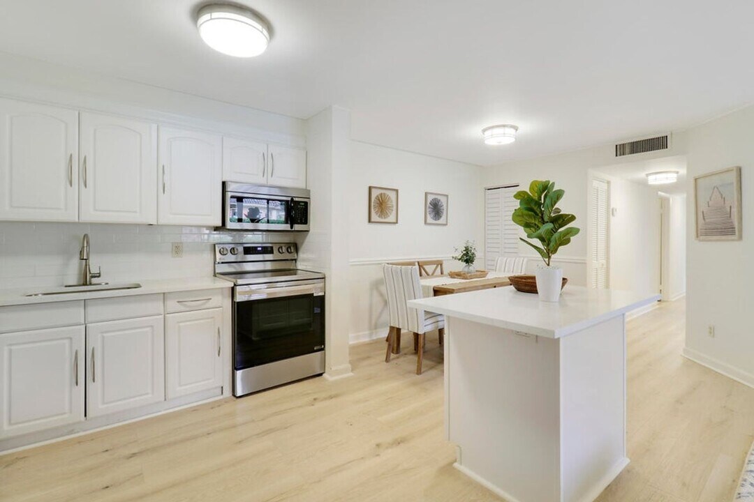 1107 Duncan Cir in Palm Beach Gardens, FL - Building Photo