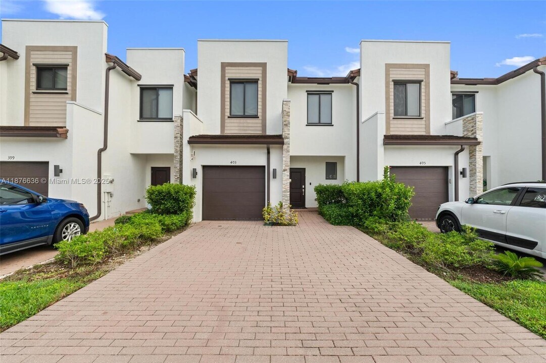 403 NE 212th St in North Miami Beach, FL - Building Photo