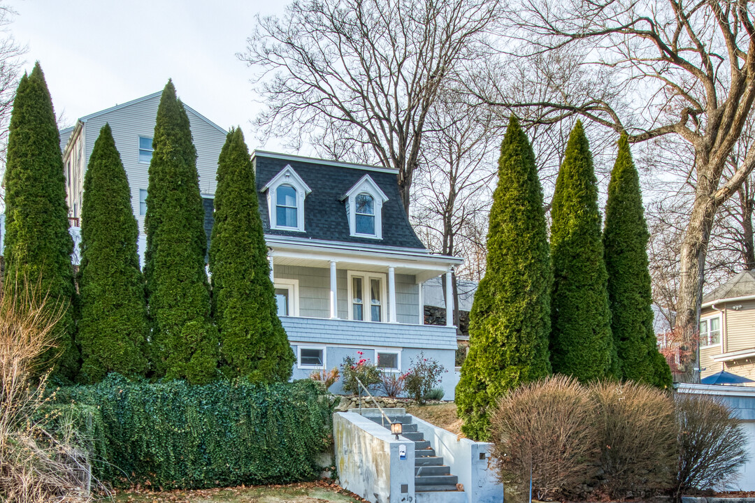 39 Riverside Ave in Norwalk, CT - Building Photo