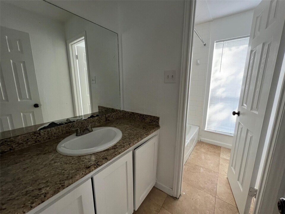 15115 Corona Del Mar Dr in Houston, TX - Building Photo