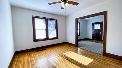 1106 Adams St in Ottawa, IL - Foto de edificio - Building Photo