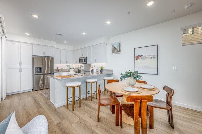 Aspan Square Homes in Azusa, CA - Foto de edificio - Interior Photo