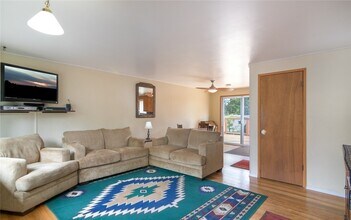 18401 73rd Ave W, Unit 1 in Edmonds, WA - Foto de edificio - Building Photo