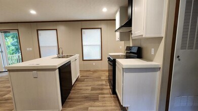 124 Lincoln Dr in Livingston, TX - Building Photo - Building Photo