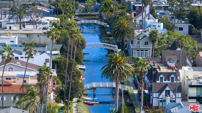 property at 454 S Venice Blvd