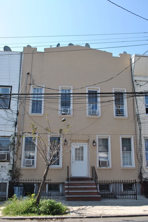 210 Highland Pl in Brooklyn, NY - Building Photo