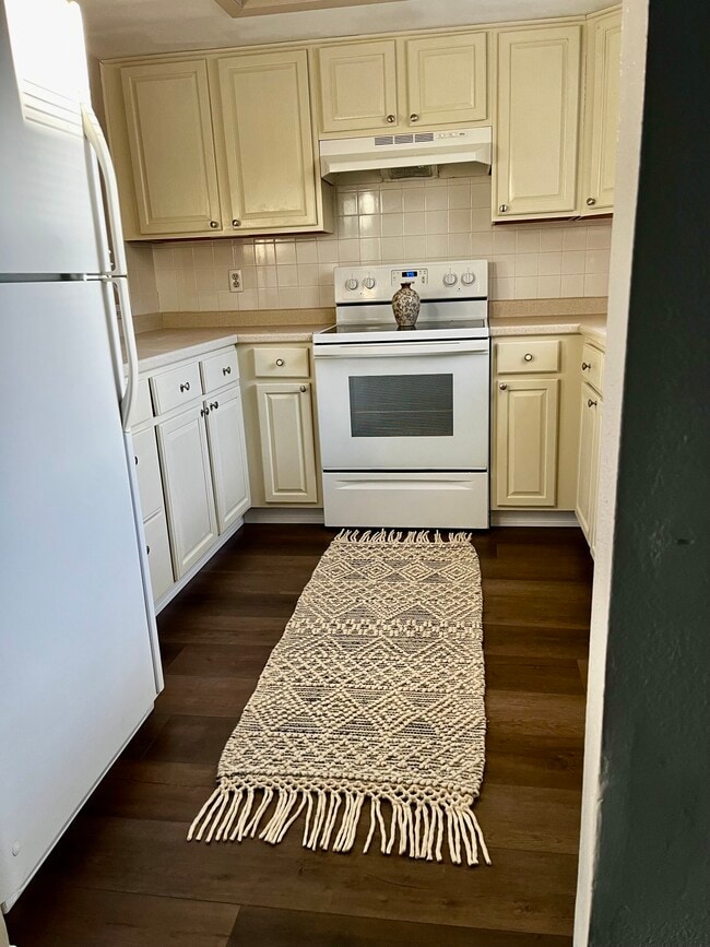 144 Douglas Rd W in Oldsmar, FL - Foto de edificio - Building Photo