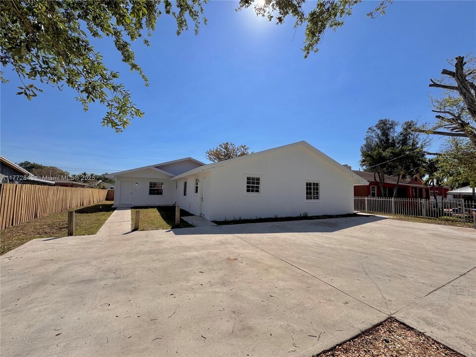 15741 NW 40th Ct in Opa Locka, FL - Building Photo