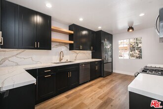 5200 White Oak Ave in Los Angeles, CA - Building Photo - Building Photo