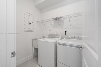 4372 SW 122nd Terrace in Davie, FL - Building Photo - Building Photo
