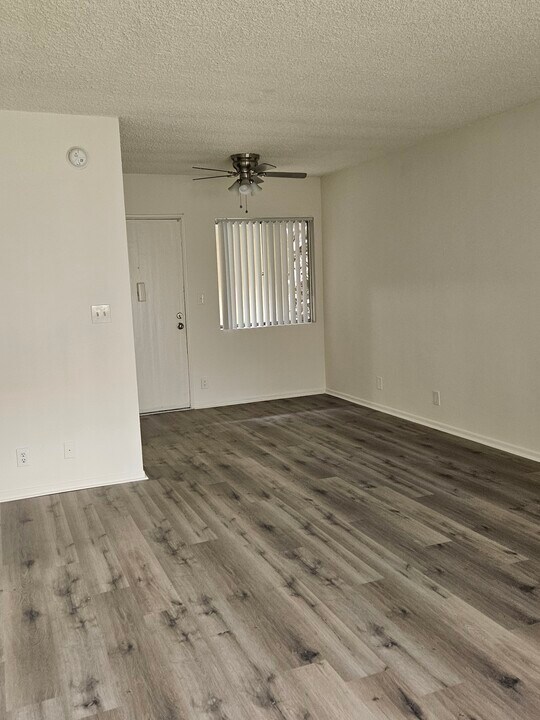 7107 Etiwanda Ave in Reseda, CA - Building Photo