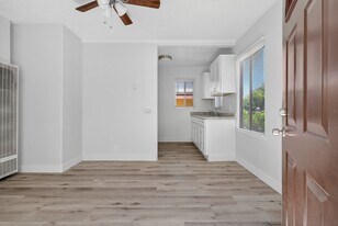 2652 E 15th St in Long Beach, CA - Building Photo