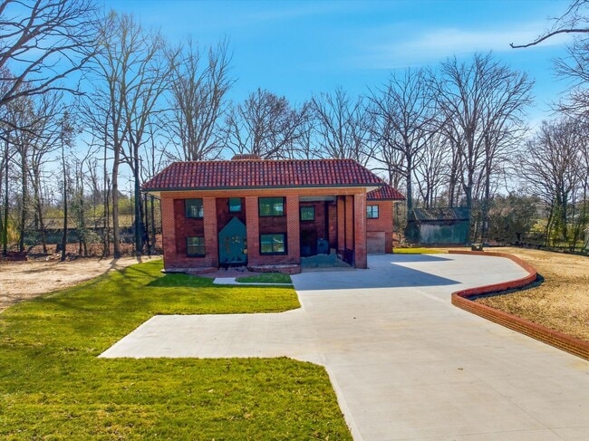 2113 W Madison Ave in Athens, TN - Building Photo - Building Photo