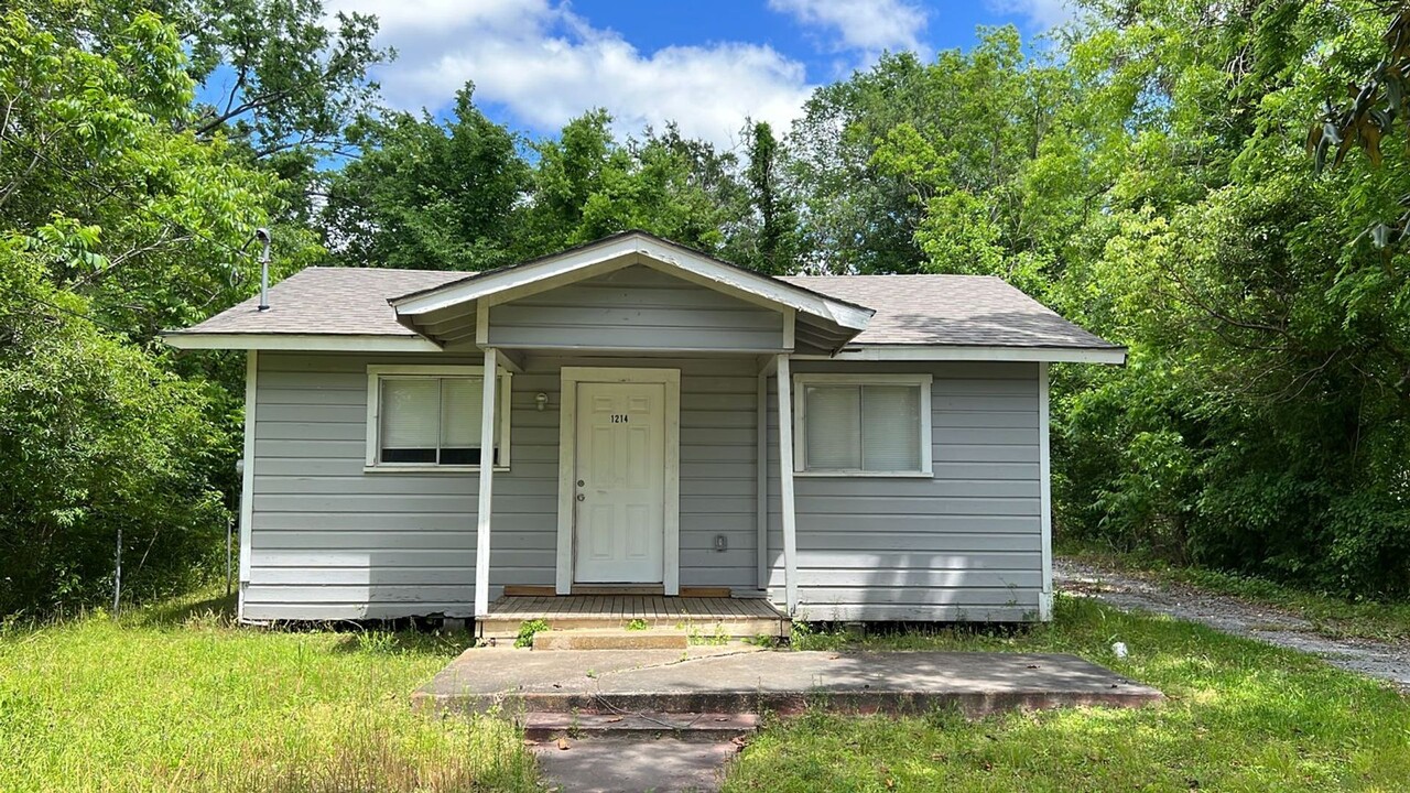 1214 N 3rd St in Orange, TX - Building Photo