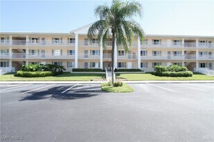 10686 Gulf Shore Dr in Naples, FL - Building Photo