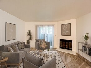 Chesapeake Commons Apartments in Rancho Cordova, CA - Foto de edificio - Building Photo
