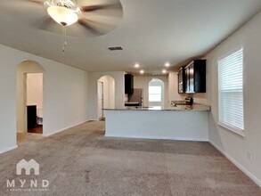 12061 Latour Vly in San Antonio, TX - Foto de edificio - Building Photo