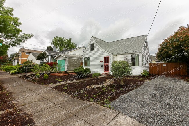 855 NE Rosa Parks Way in Portland, OR - Building Photo - Building Photo