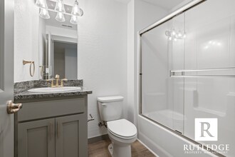 354 Beechwood Way in Medford, OR - Building Photo - Building Photo