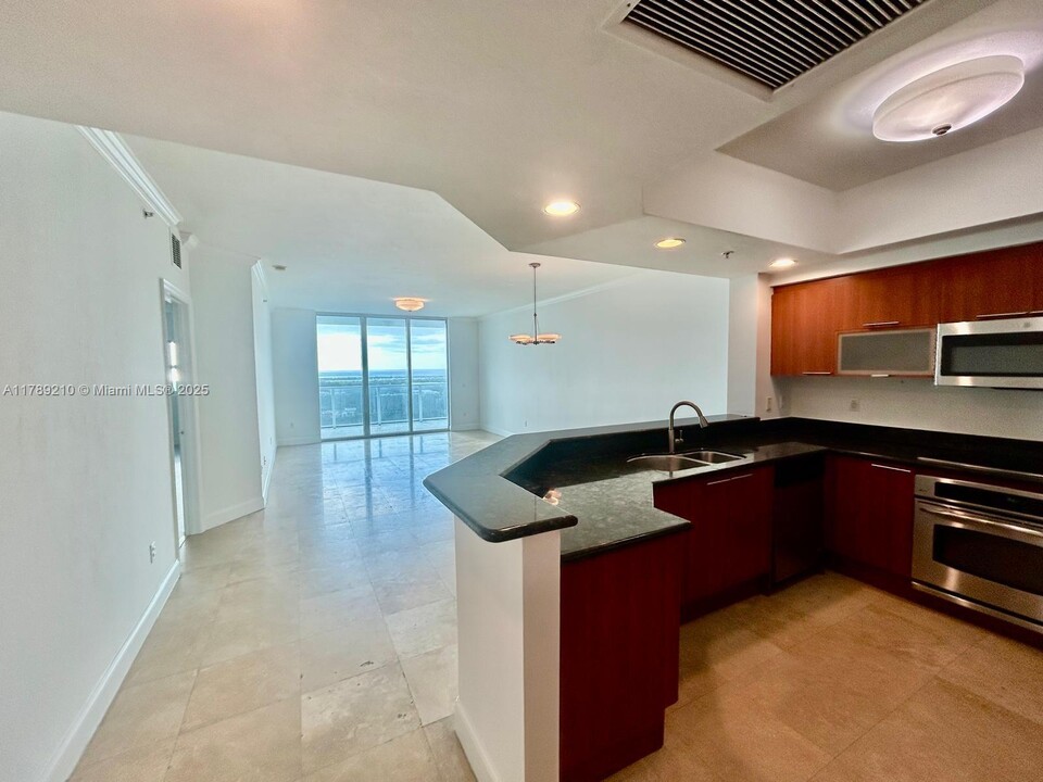 15051 Royal Oaks Ln, Unit 2503 in North Miami, FL - Building Photo
