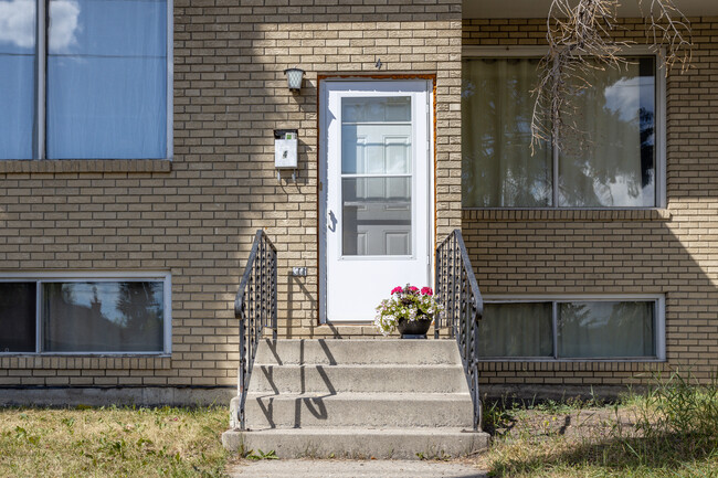 1808 34 Av SW in Calgary, AB - Building Photo - Building Photo