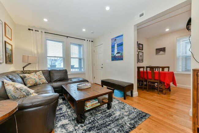 230 Saratoga St, Unit 3 in Boston, MA - Building Photo - Building Photo