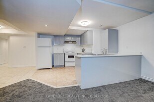 8 Wood Dale Rd in Vaughan, ON - Building Photo