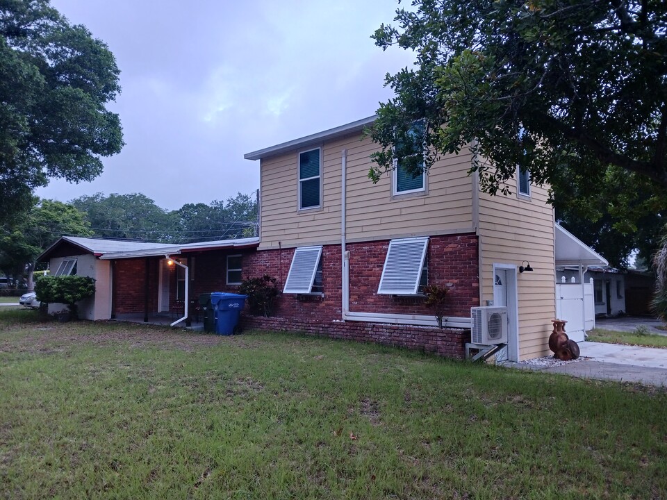 217-211 11th Ave SW in Largo, FL - Building Photo