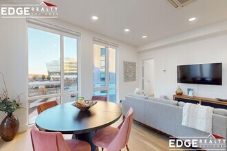 38 Hichborn St, Unit 306 in Boston, MA - Foto de edificio - Building Photo