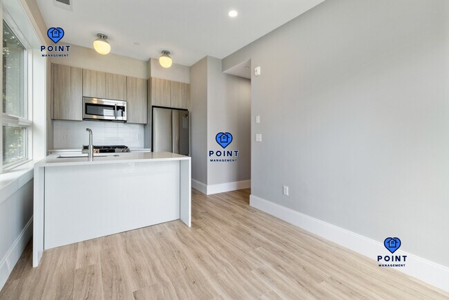 66 Lubec St, Unit 1 in Boston, MA - Foto de edificio - Building Photo