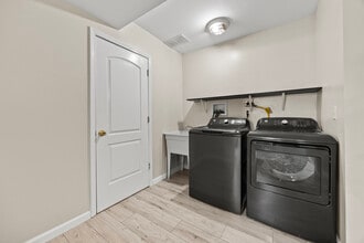 16 School St, Unit Front Unit in West Seneca, NY - Building Photo - Building Photo