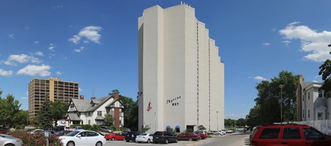 Skyrise Apartments in Rockford, IL - Foto de edificio - Building Photo